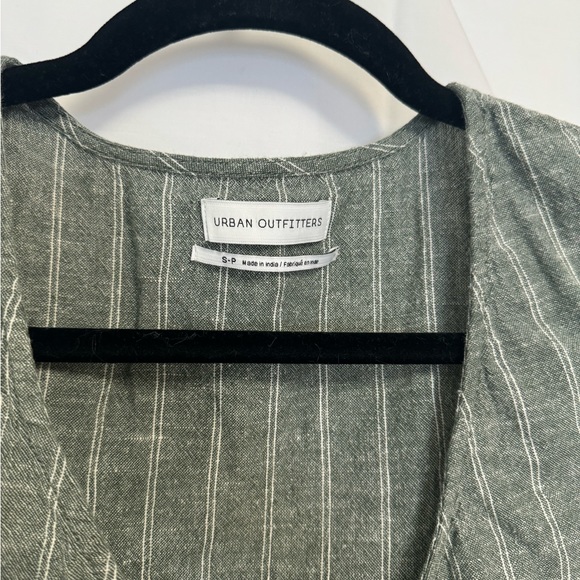 Urban Outfitters Grey Wrap Crop Top - Picture 3 of 3